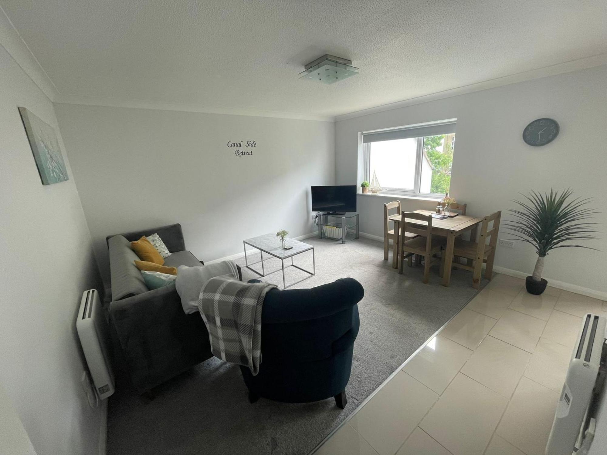 Canal Side Retreat - 2 Bedroom Apartment Heybridge  Room photo